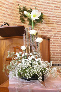 liturgische bloemsierkunst door een van de leden.